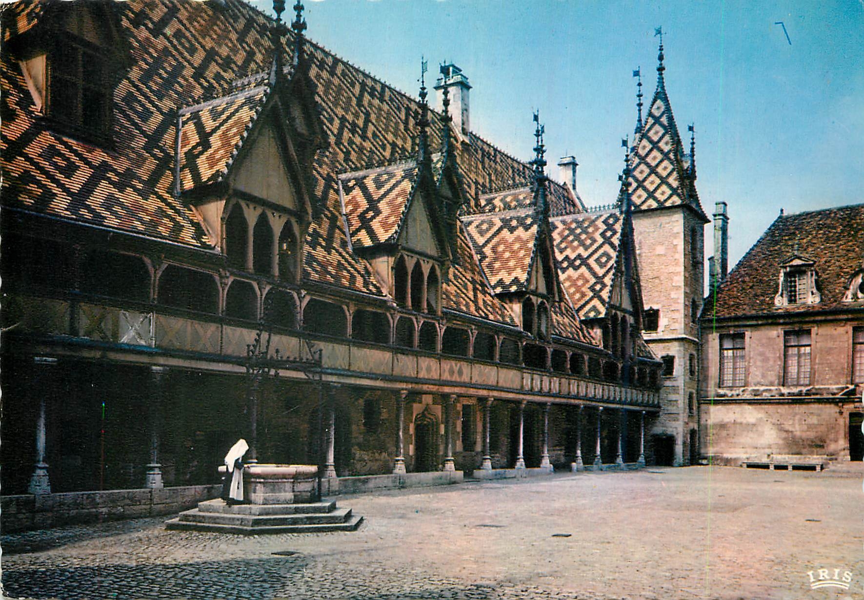 CPM Beaune (Cote D'Or) Hotel Dieu (1443) cour d'Honneur