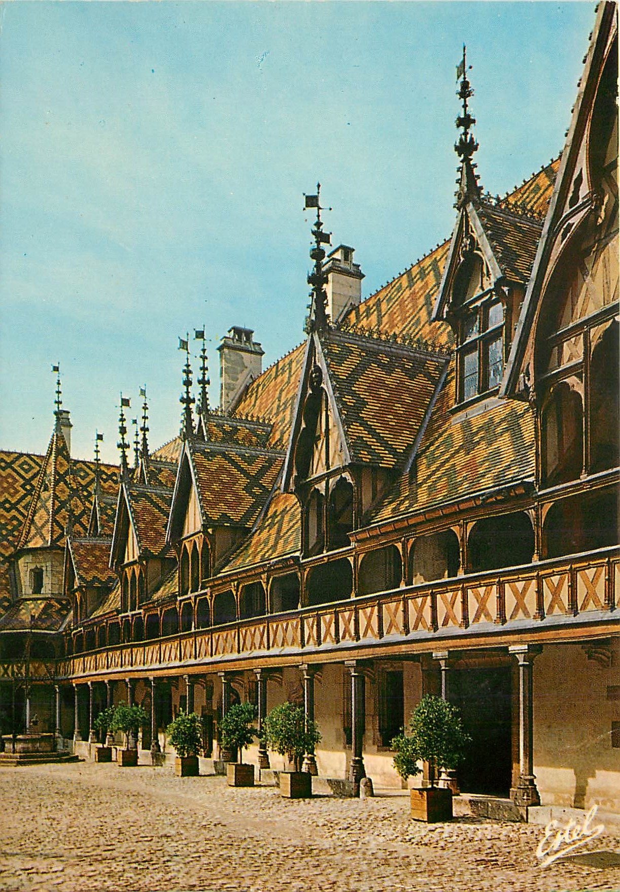 CPM Beaune (Cote D'Or) lA Cour d'honneur (Facade sud) de l'Hotel Dieu fonde en 1443 par Nicolas Roli