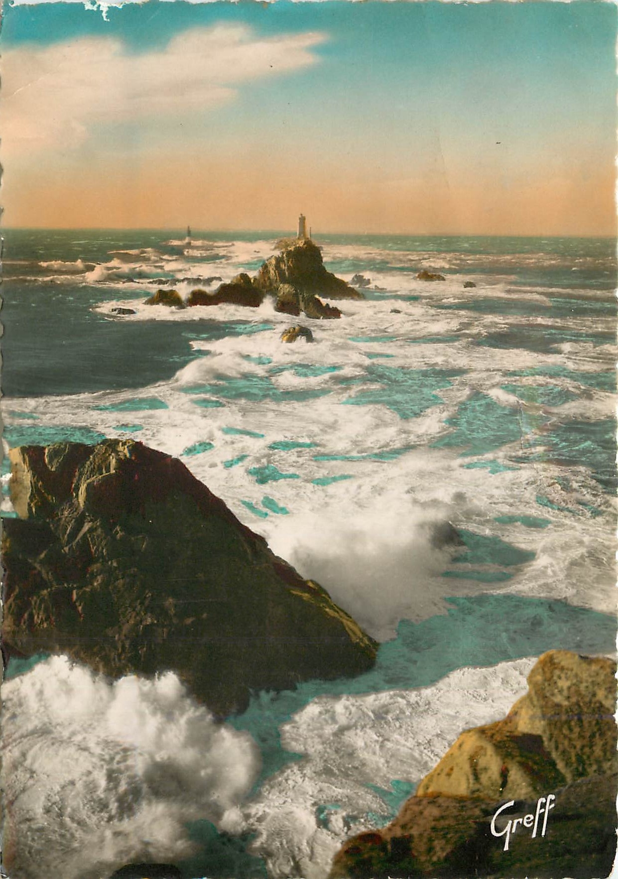 CPM En Bretagne Pointe du Raz de Sein (Finistere) Le phare de la vieille par tempete