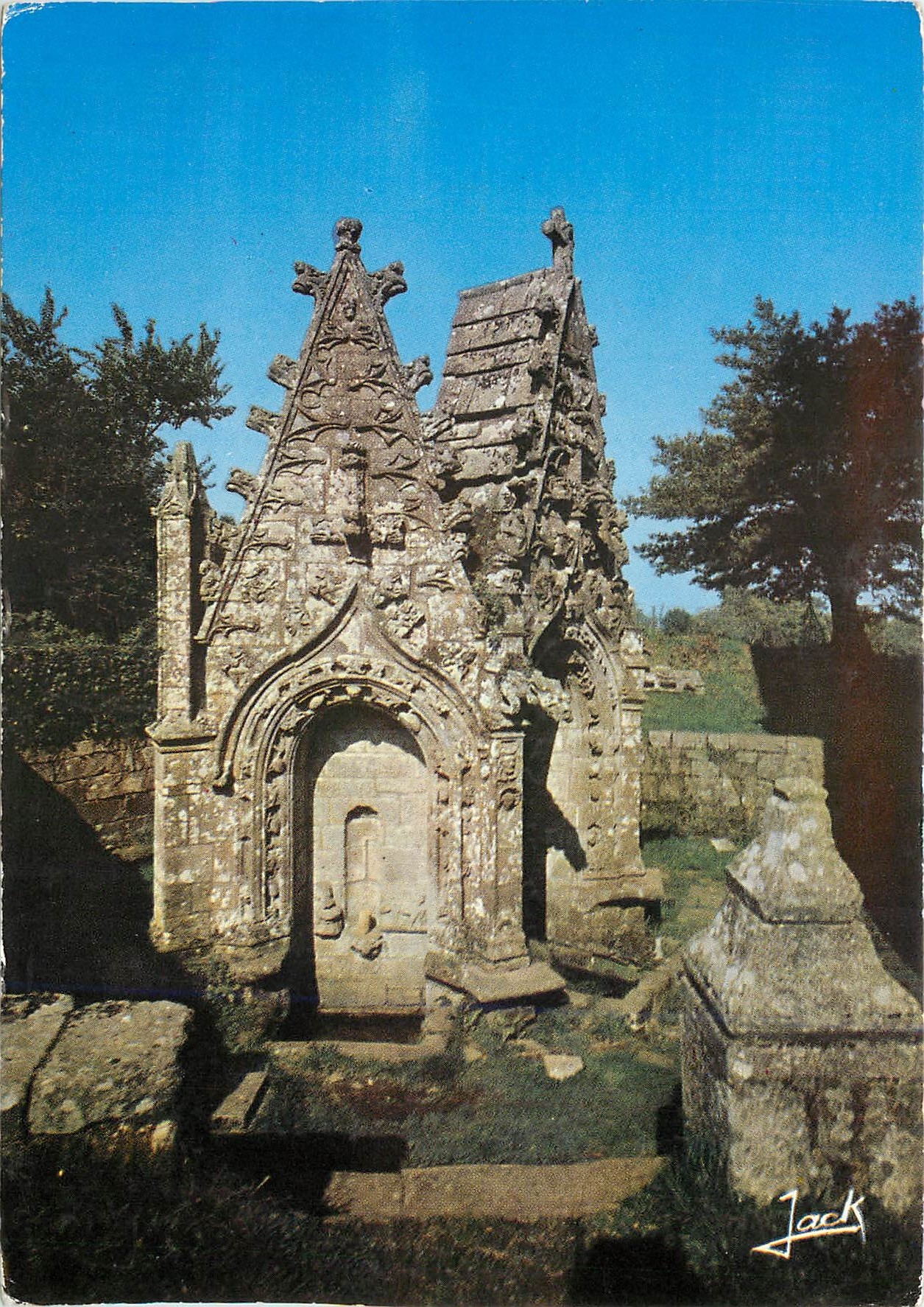 CPM Bretagne Pittoresque Fontaine Sacree de St Nicodemem (16e)