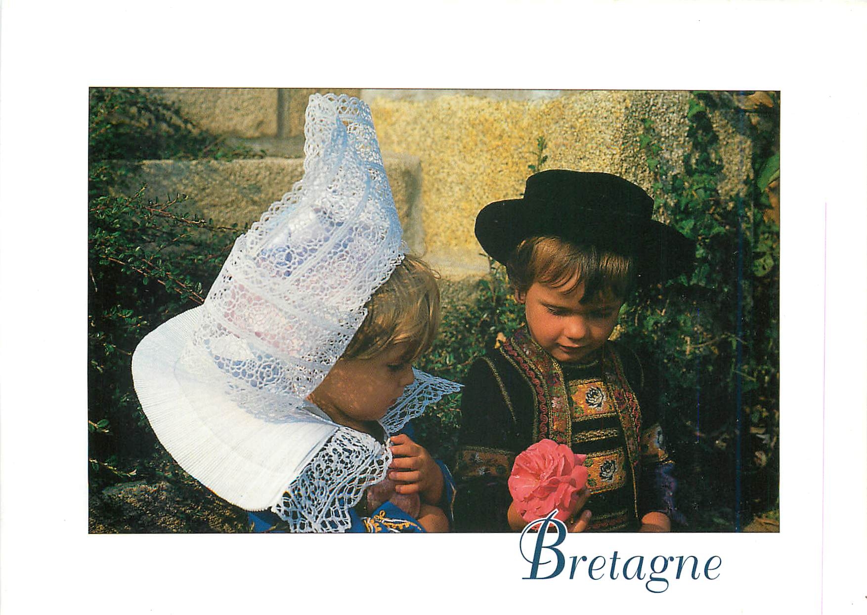 CPM Bretagne Jeune couple en costume de Fouesnant