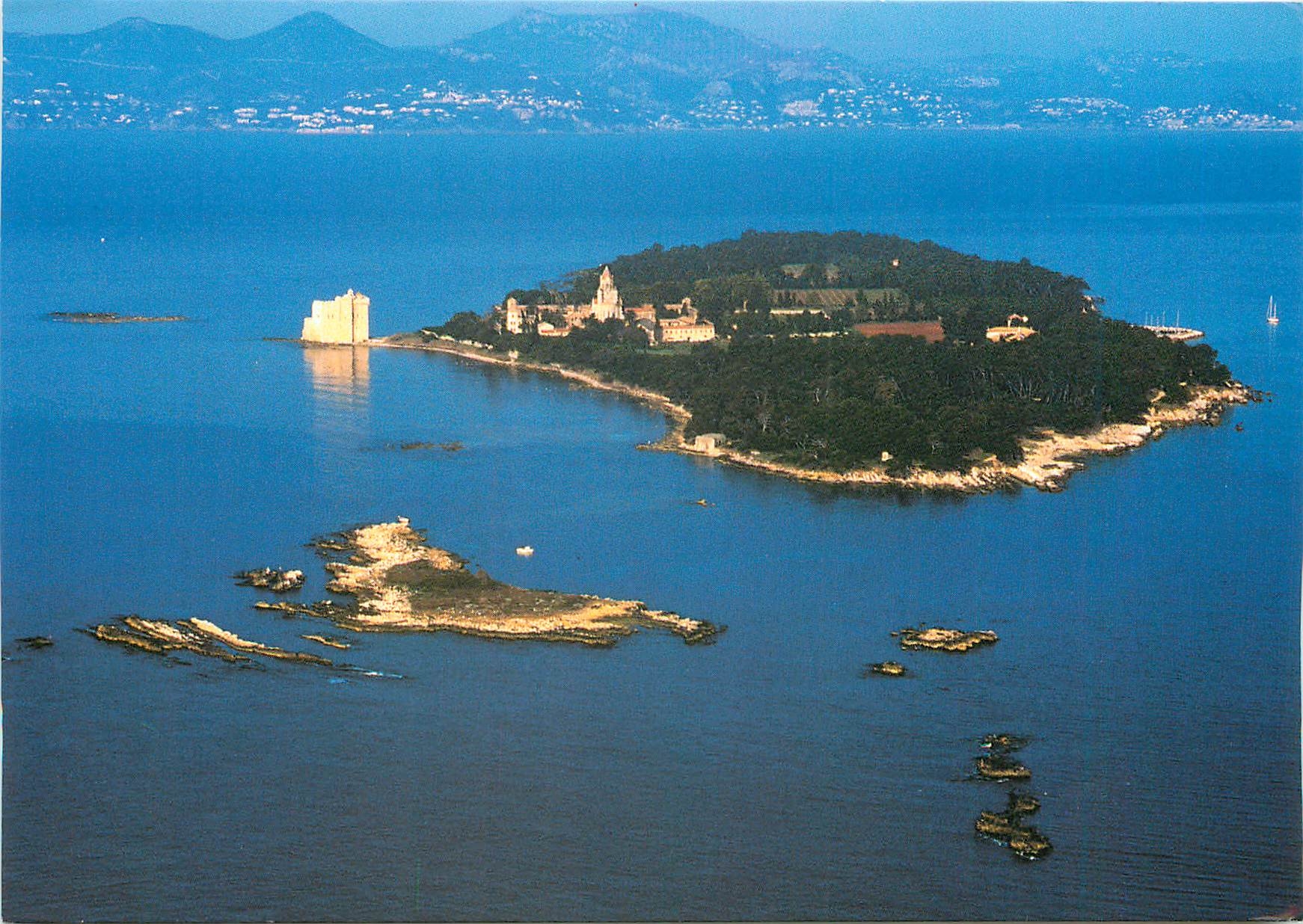 CPM Abbaye N D de lerins Ile Saint Honorat (Cannes Alpes Maritimes) l'Abbaye vue du ciel