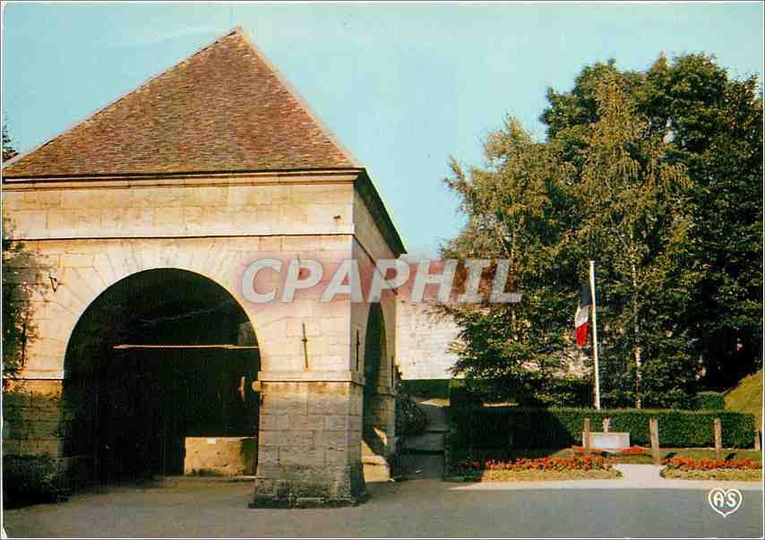 CPM La Franche Comte Pittoresque Besancon Doubs la Citadelle le Monument des Fusilles et le vieux pu