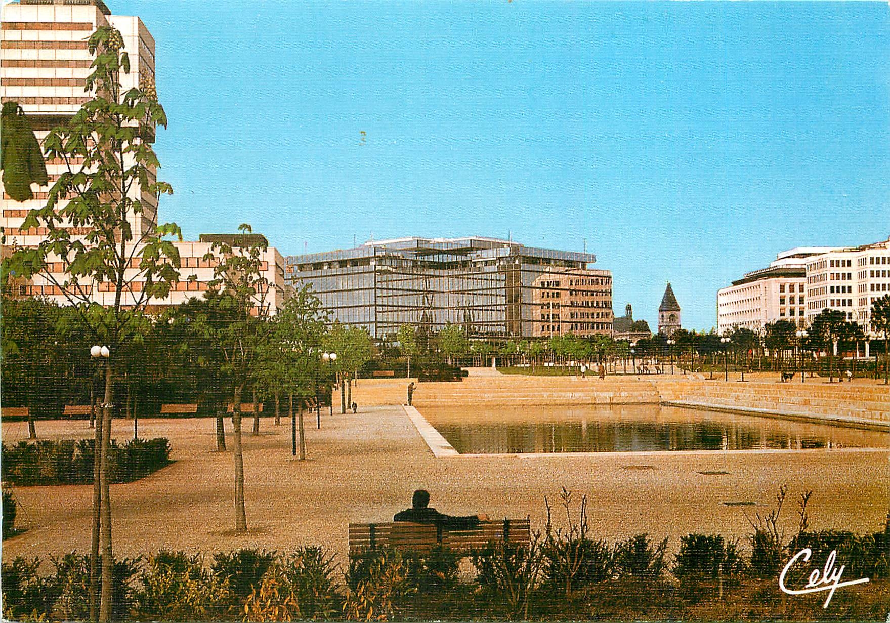 CPM Bordeaux L'esplanade Charles de Gaulle et la Prefecture