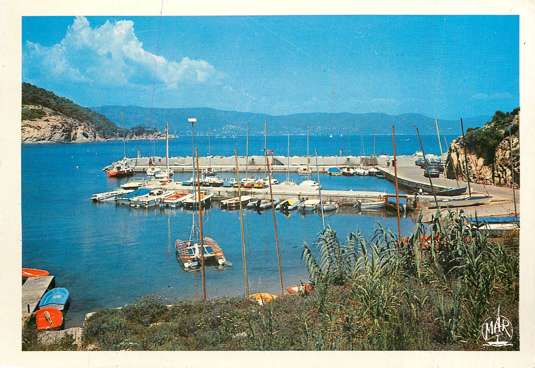 CPM Env du Lavandou Bormes les Mimosas (Var) le Cap Benat Port Philippe