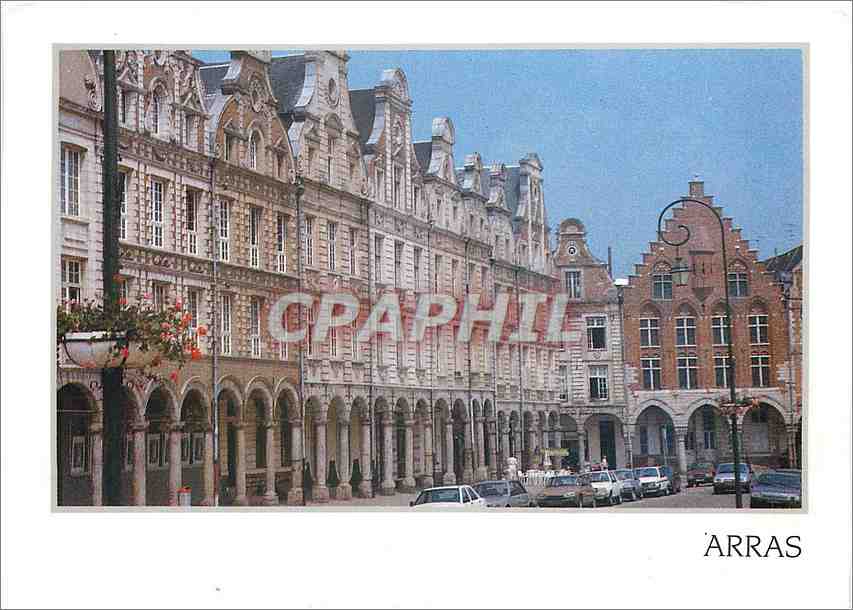 CPM Arras (Pas de Calais) La grande Place les Arcades