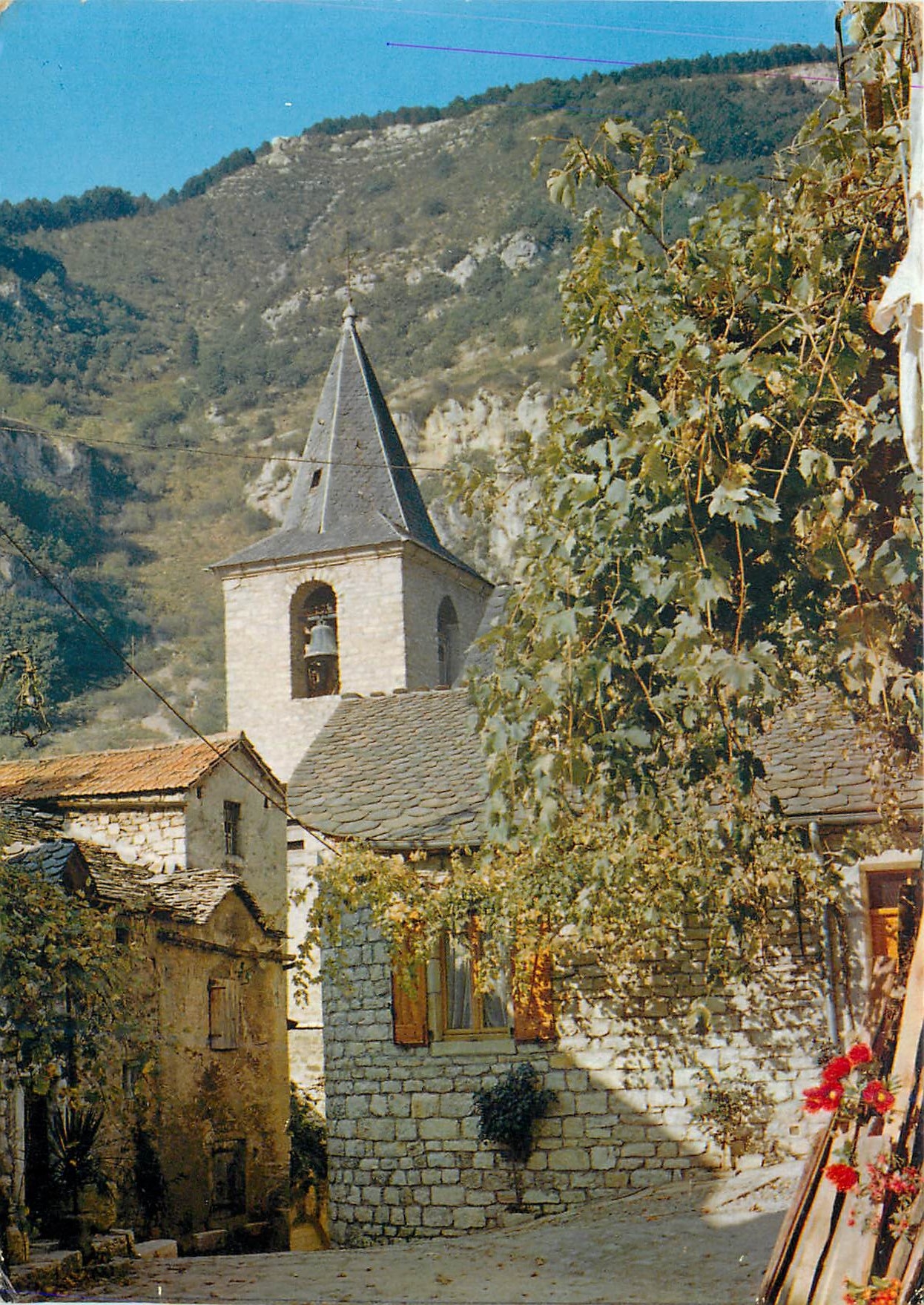 Ste-Enimie — Village médiéval sur les bords du Tarn — Cimcolor