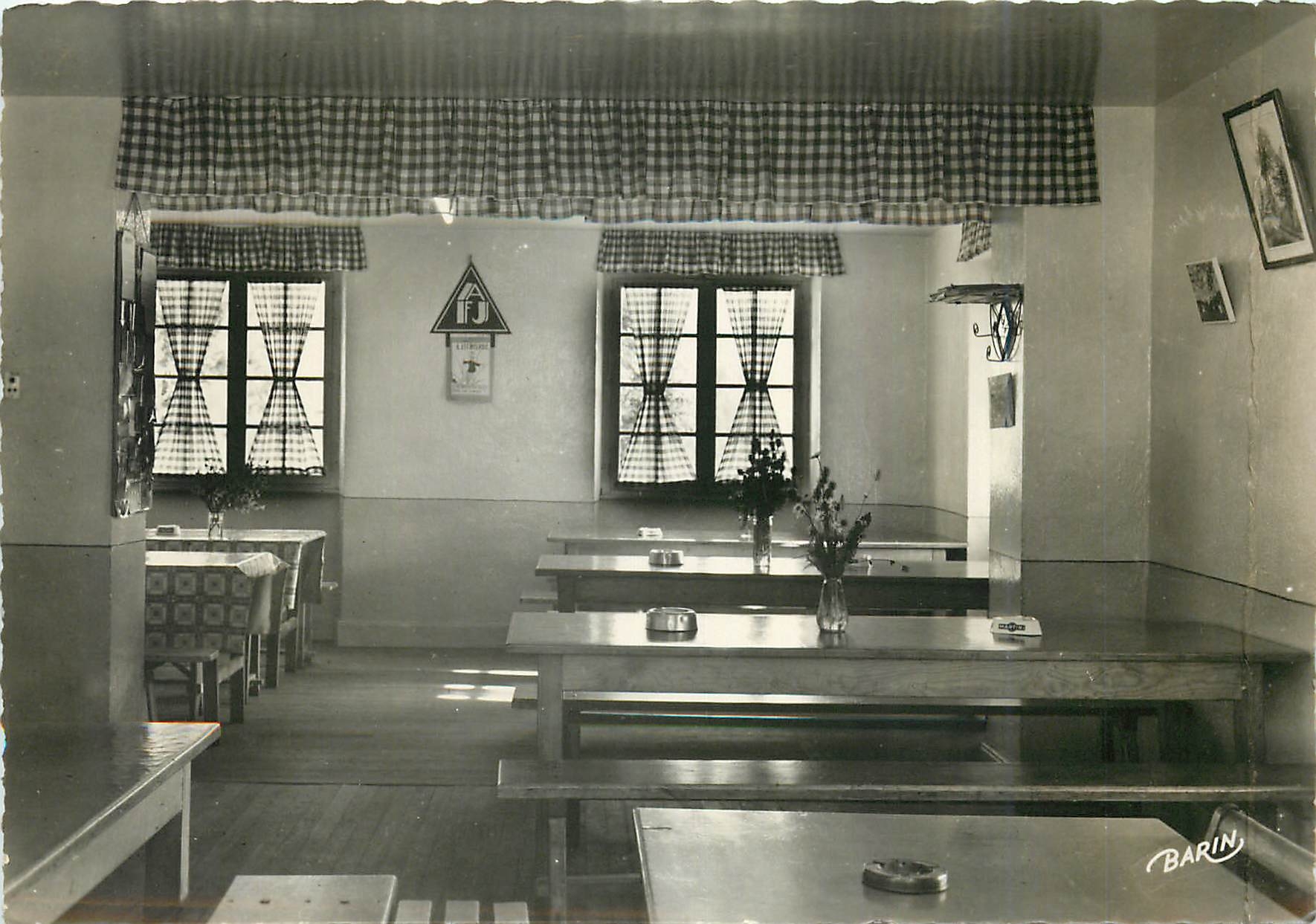 CPM Auberge de jeunesse de la Roche du Page Xonrupt (Vosges) le refectoire