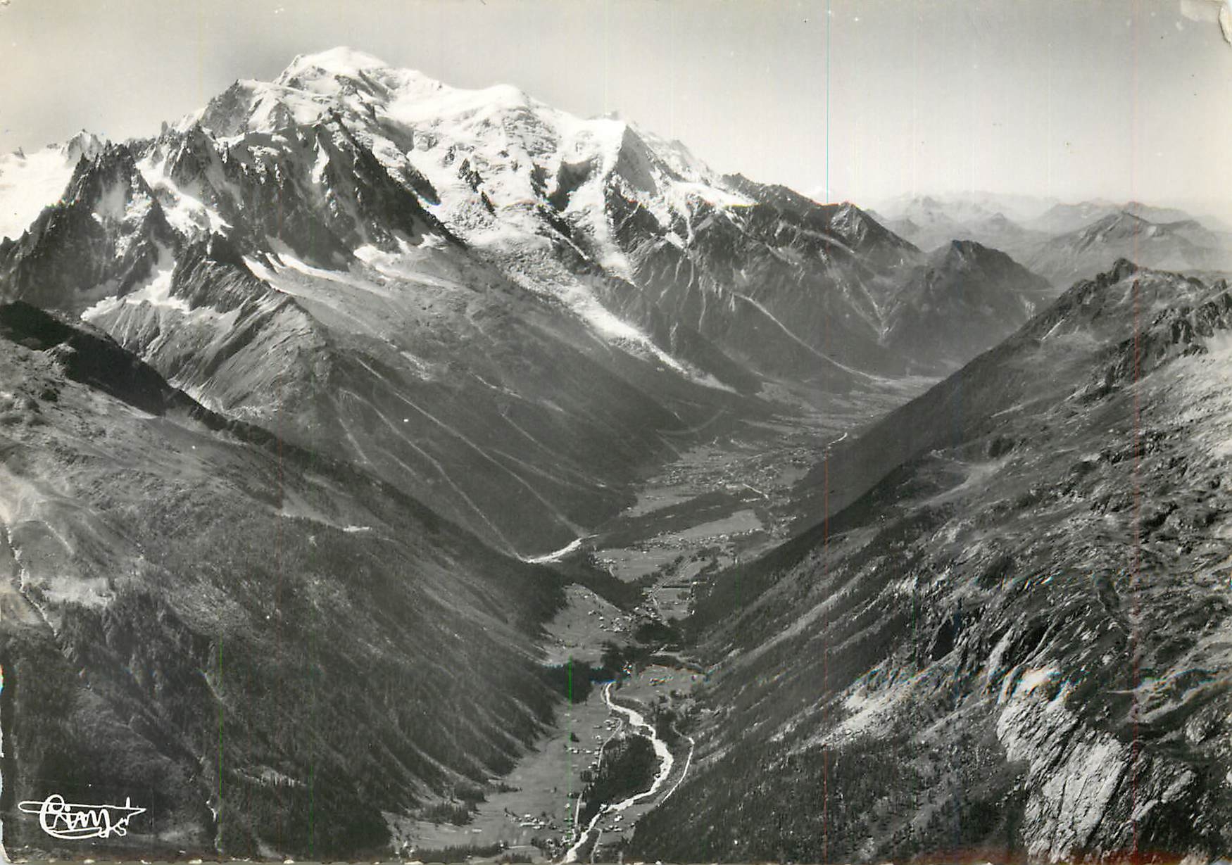 CPM Chamonix (Hte Sav) Vallee de Chamonix et le Mt Blanc au second plan a droite le Brevent vue aeri