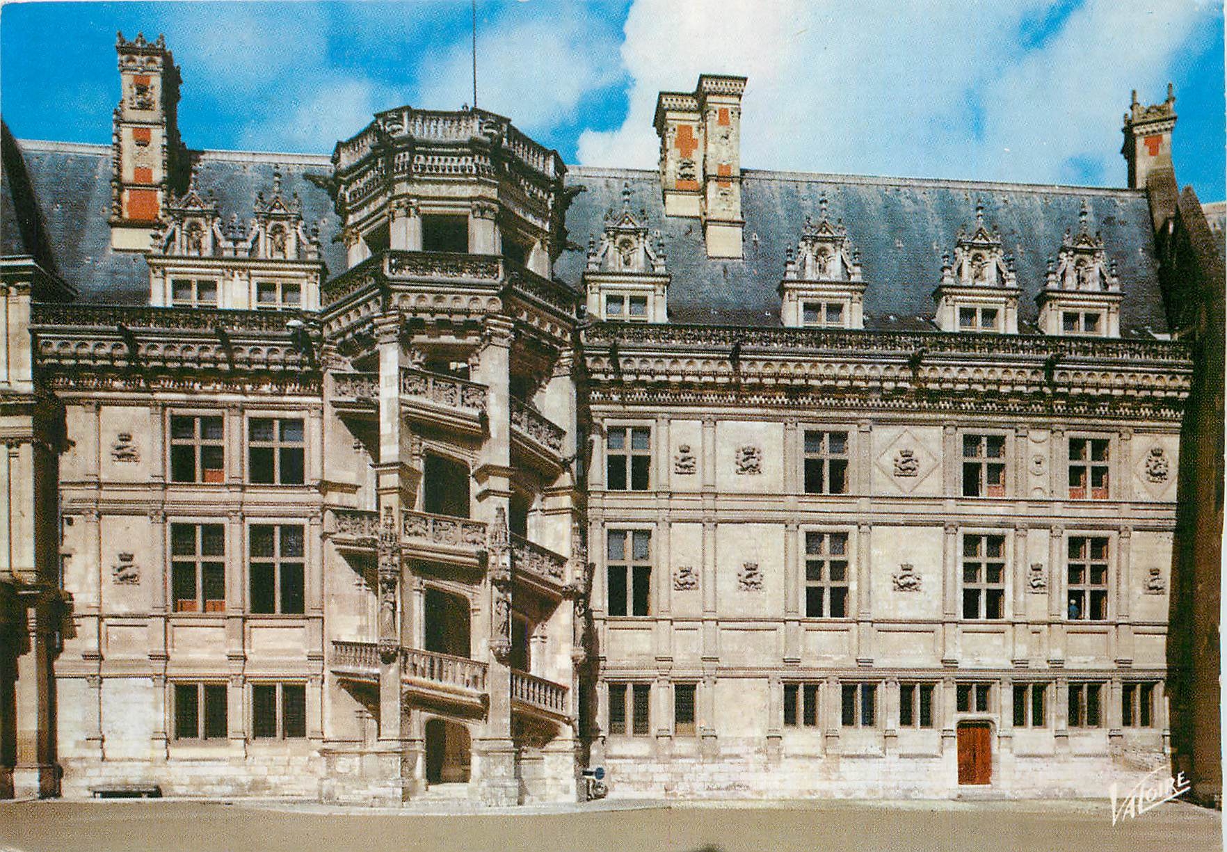 CPM Blois (Loir et Cher) La cour d'honneur du chateau l'escalier et l'aile Francois 1er