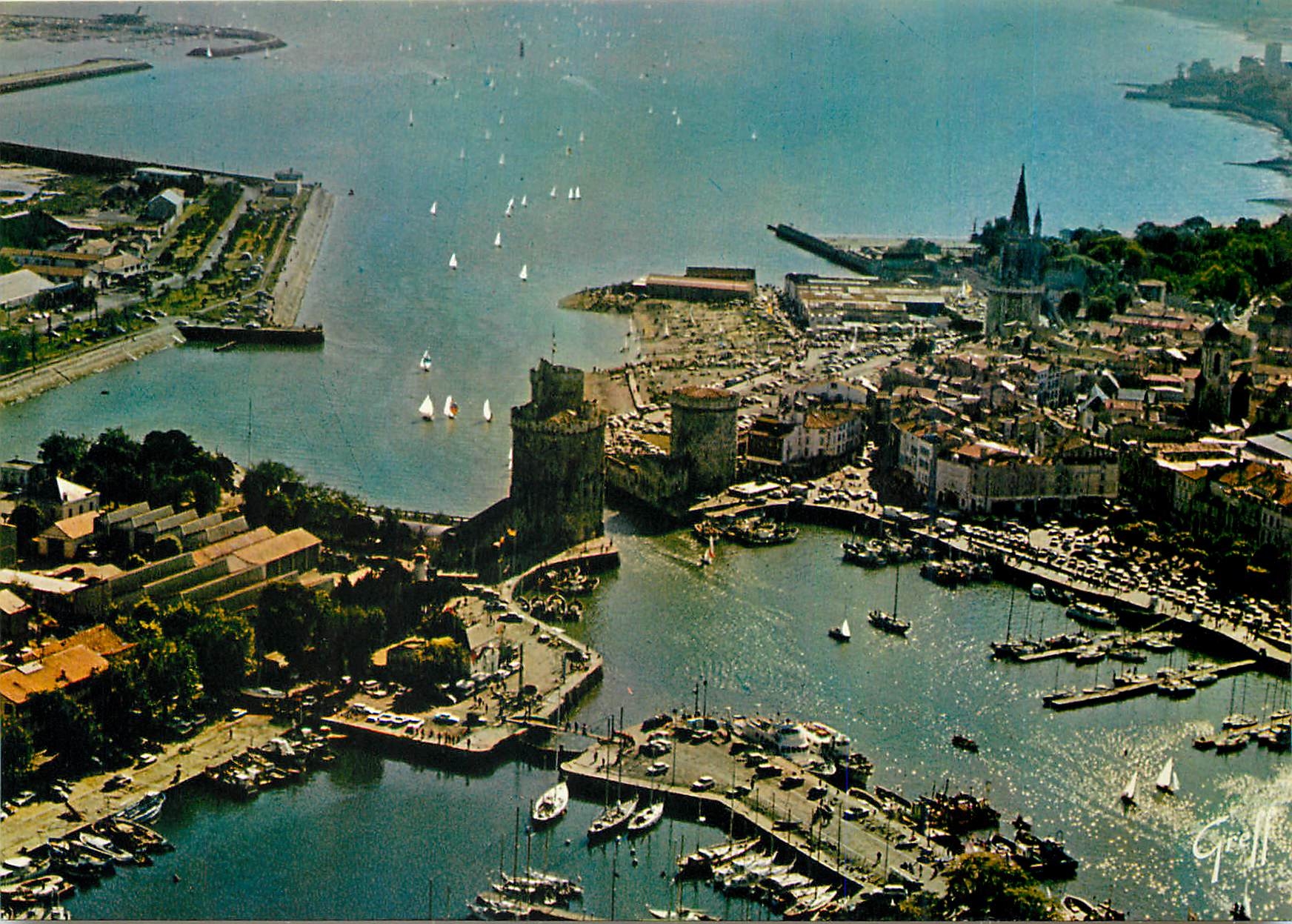 CPM En Aunis La Rochelle (Charente Maritime) Le bassin des Yachts le port avec la tour St Nicolas et