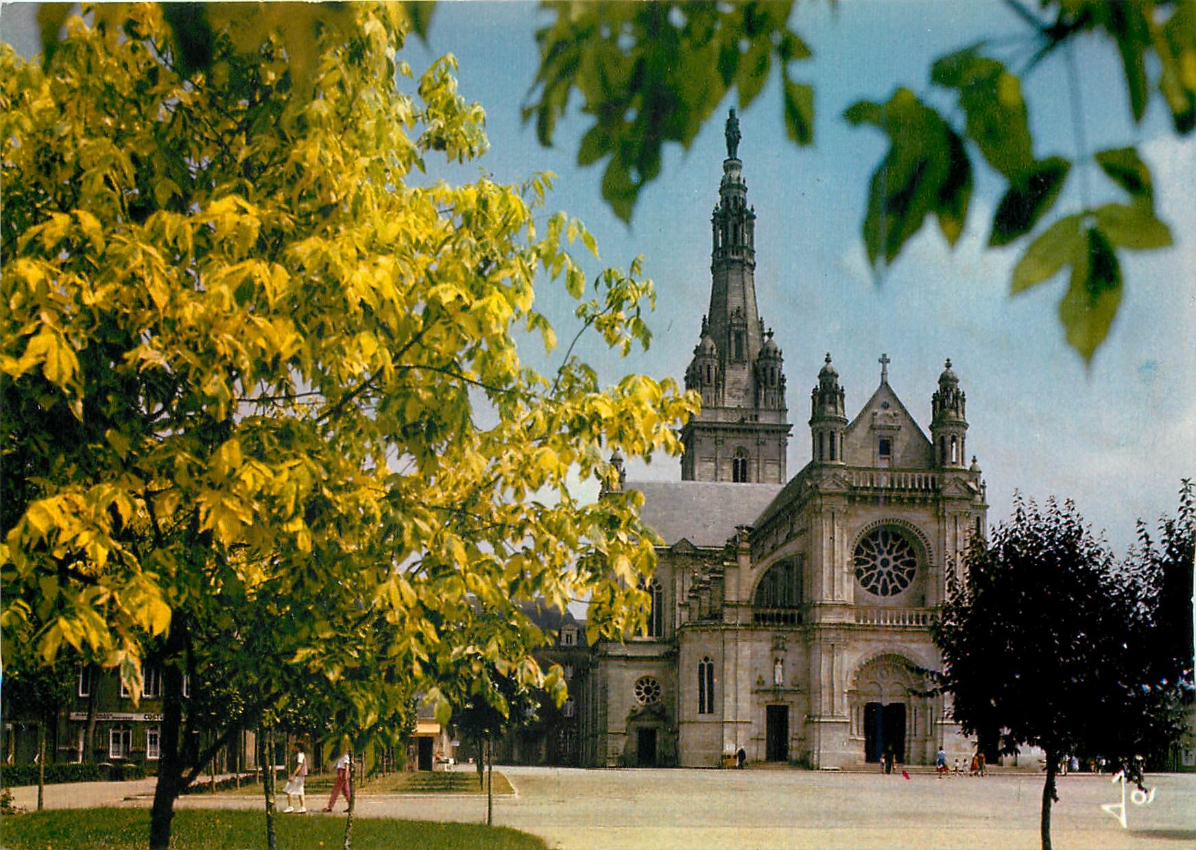 CPM Sainte Anne D'Auray (Morbihan) La Basilique de Sainte Anne d'Auray