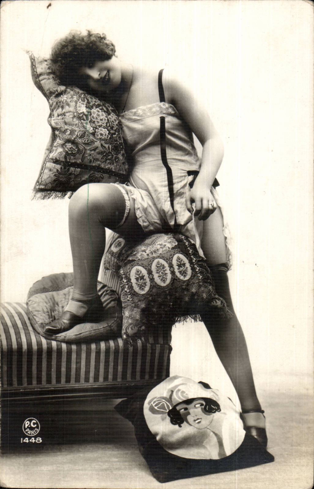 Jeune femme souriante — pose détendue avec coussins — P.C. PARIS 1448