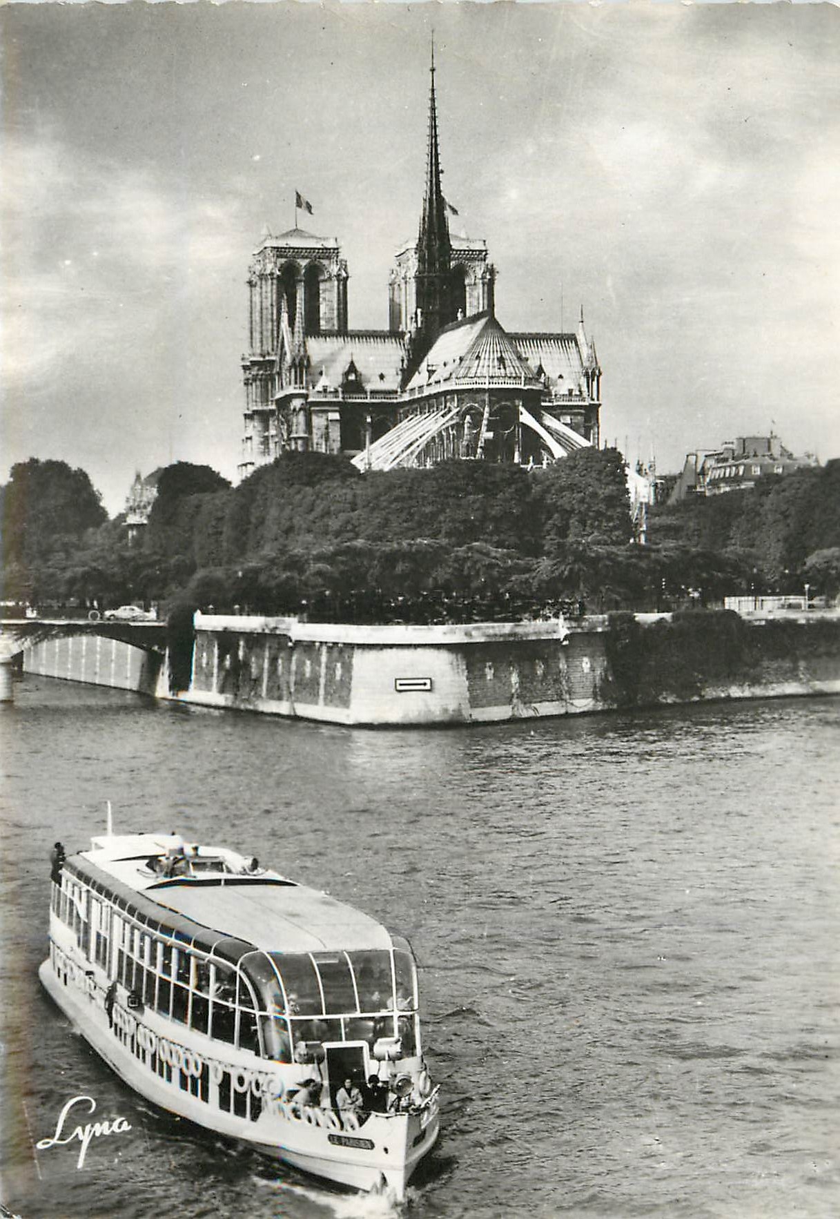 CPM Paris La Cathedrale Notre Dame de Paris et la Pointe de l'Ile Saint Louis Bateau Peniche