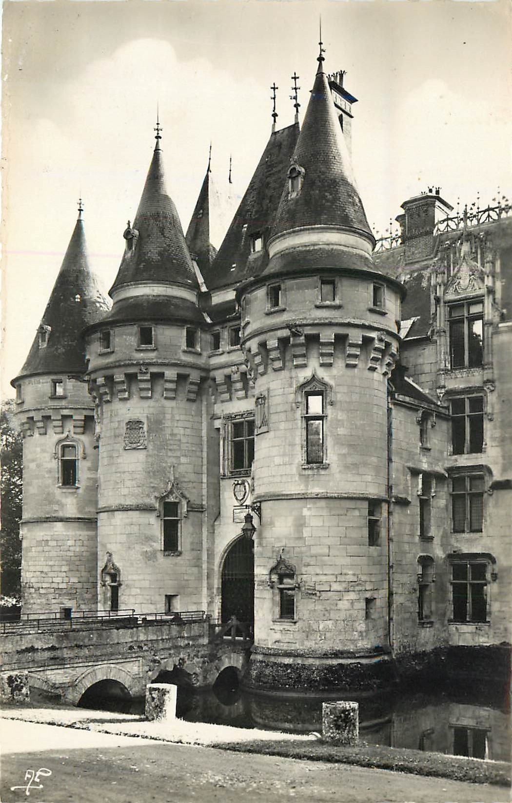 CPM Vigny S et O Le Chateau Entree Principale 
