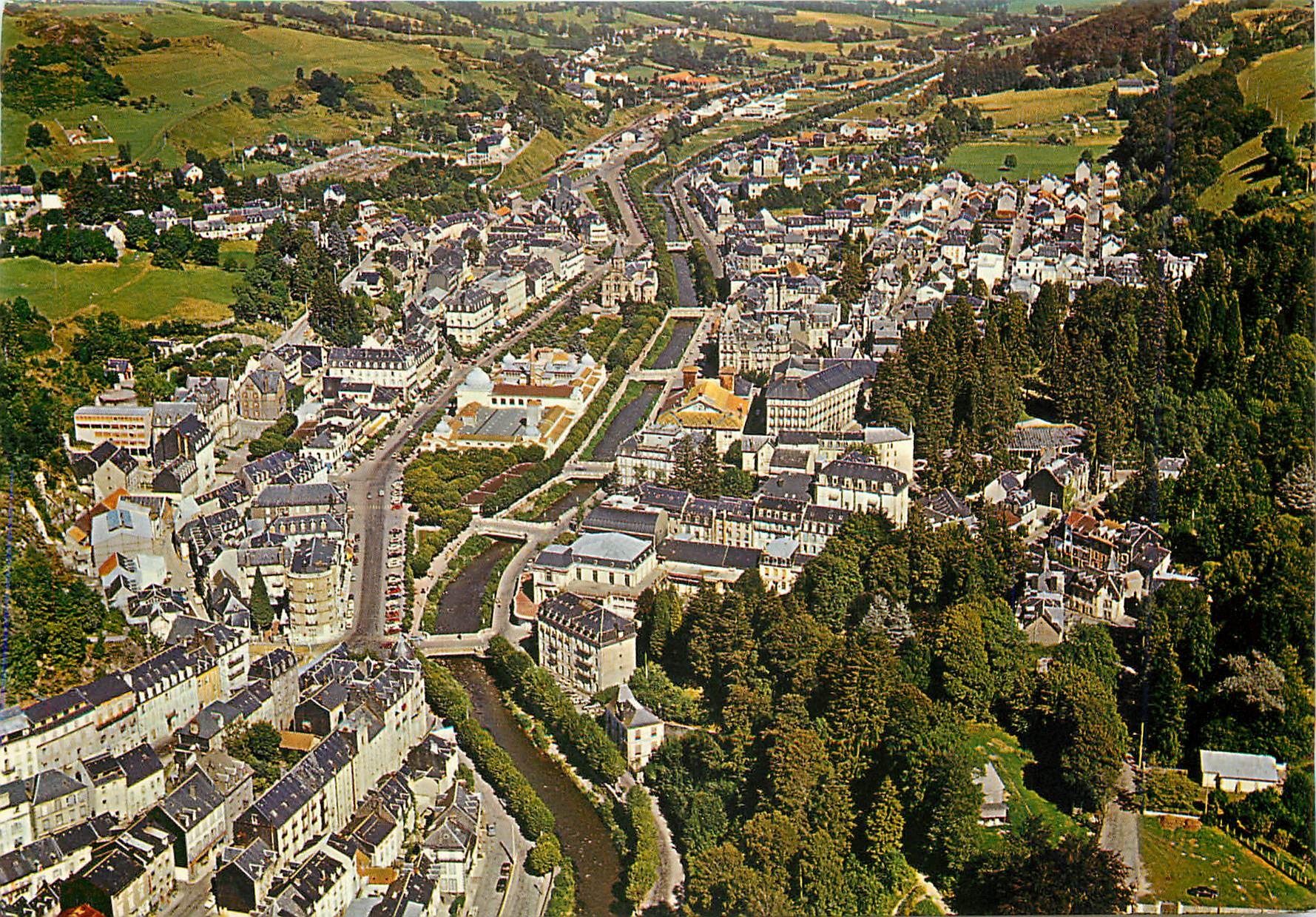 CPM La Bourboule Puy de Dome Vue aerienne sur la ville et la Dordogne 