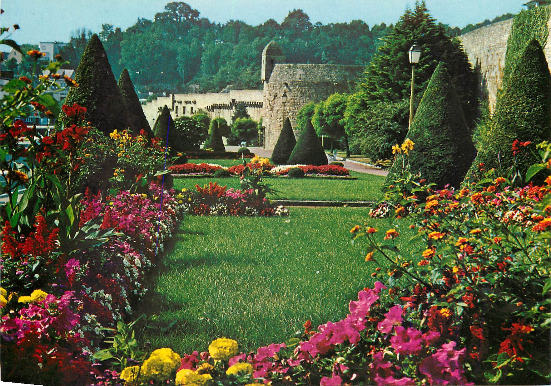 CPM La Bretagne Pittoresque Hennebont Les Jardins et les remparts de la ville close 