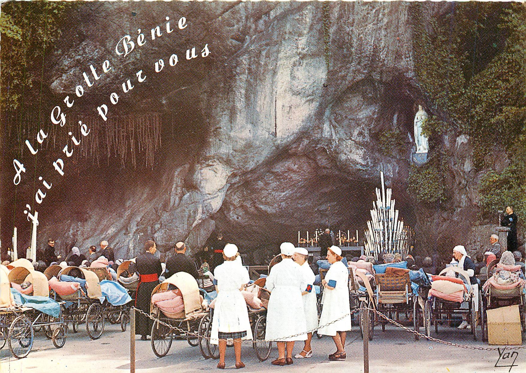 CPM Lourdes Les Malades a la Grotte Miraculeuse 