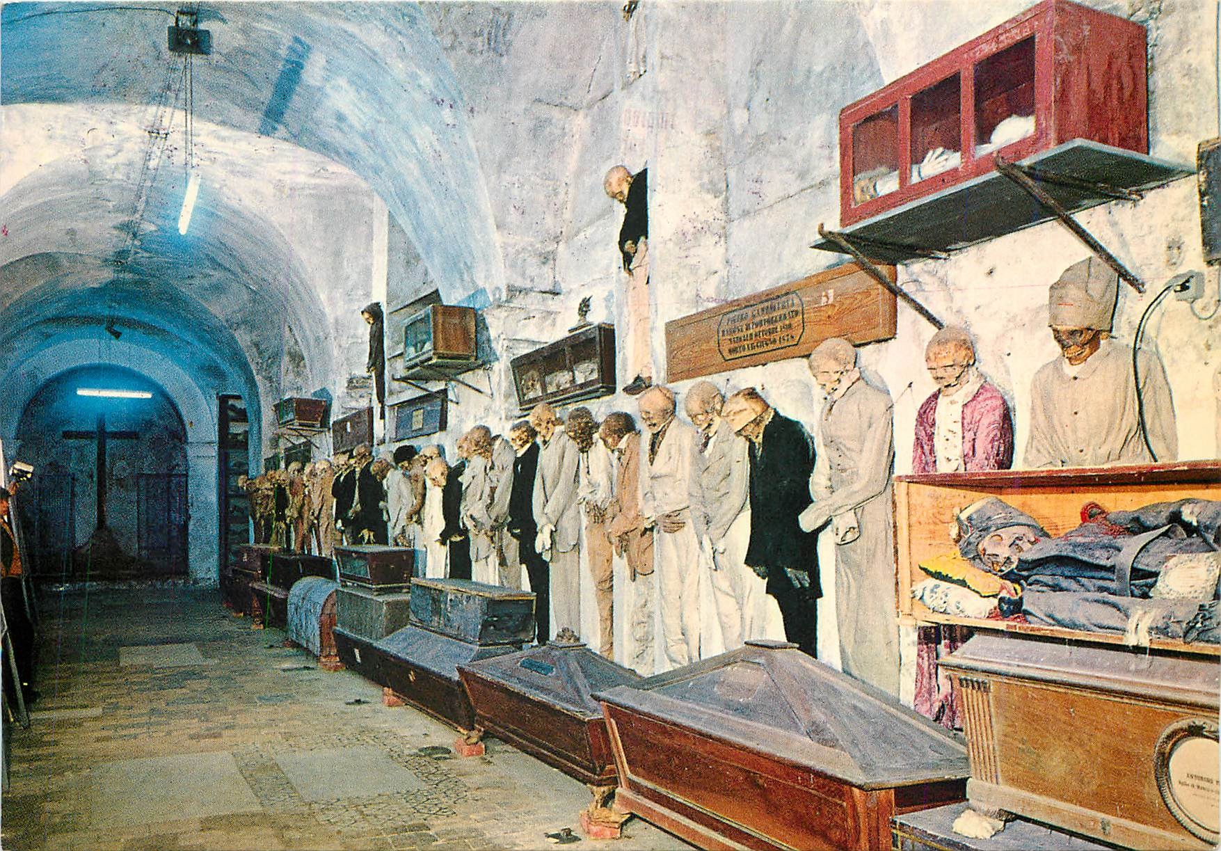 CPM Palermo Catacombes Cappuccini Couloir des professions vue partielle 