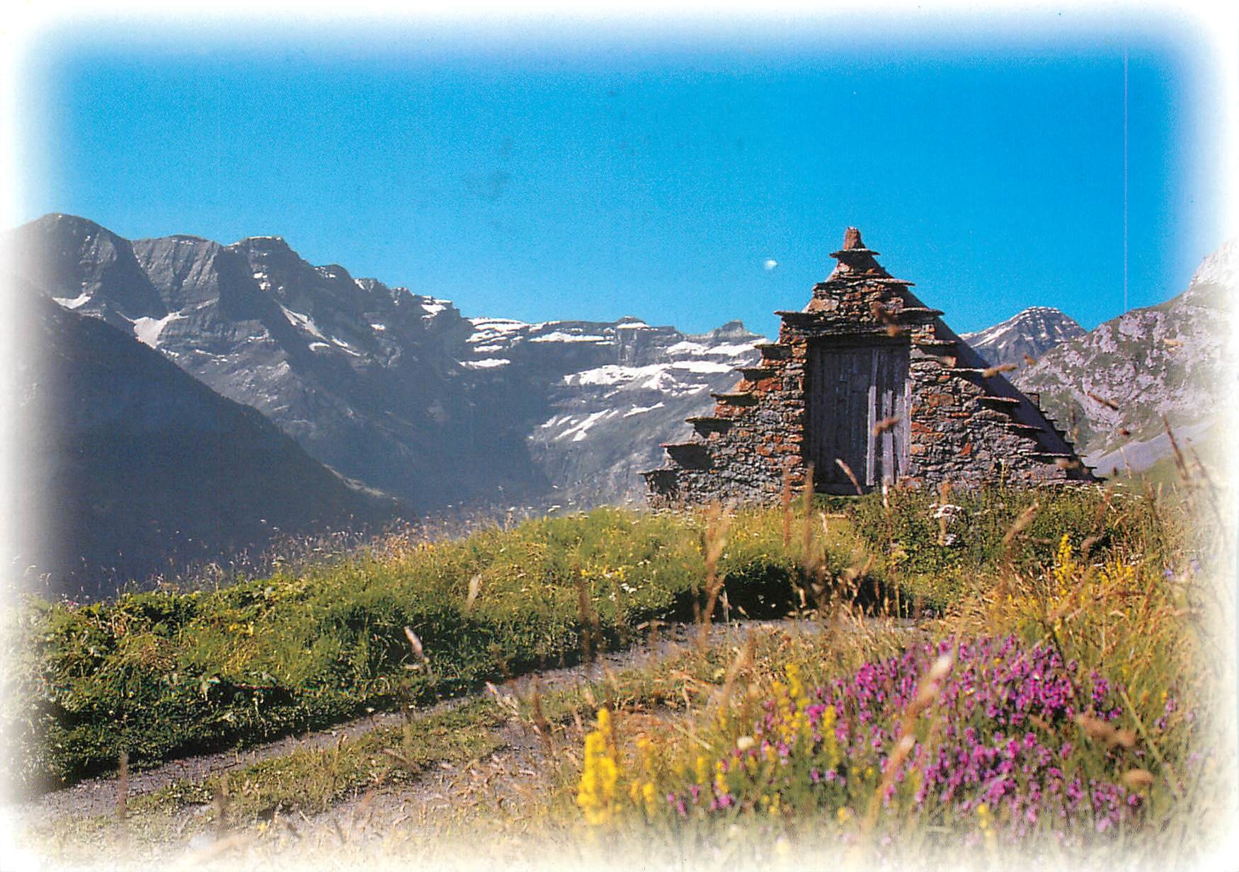 CPM Pyrenees Regard sur la Nature Le Cirque de Gavarnie 