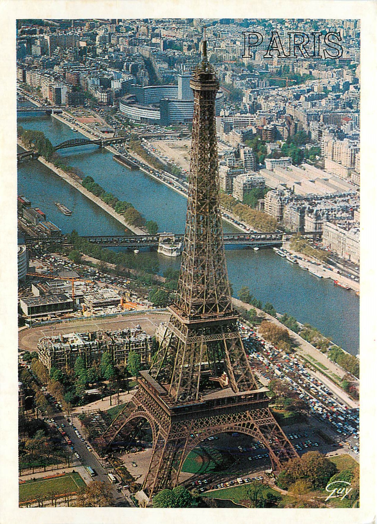 CPM En Survolant Paris La tour Eiffel et la Seine 