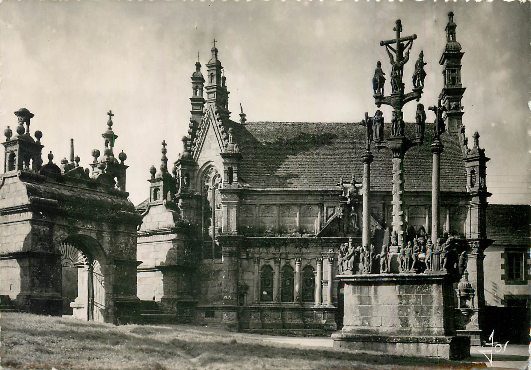 CPM Saint Thegonnec Finistere l'Arc de Triomphe le Calvaire et l'Ossuaire 