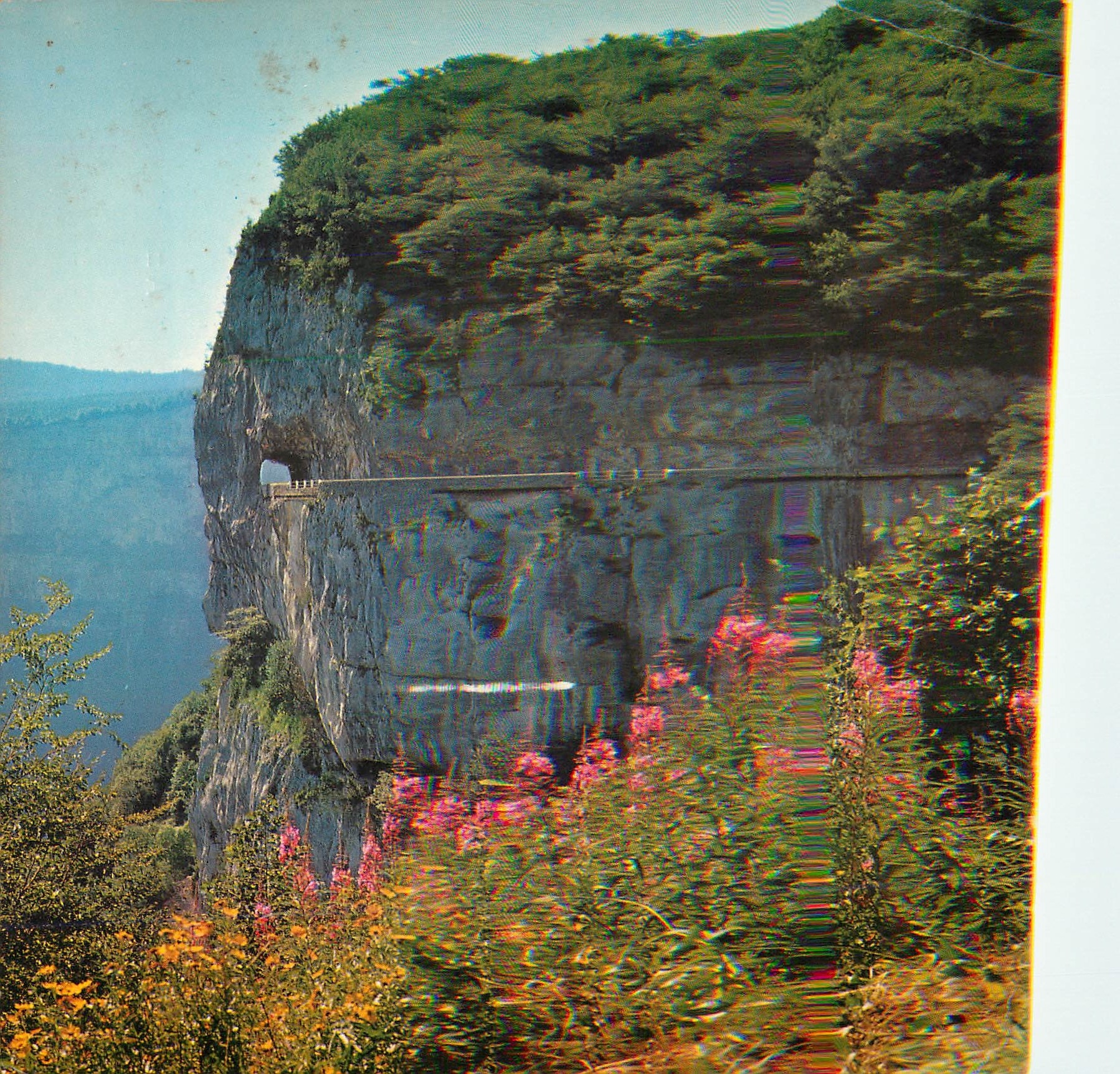 Le Royans — Route de Combe-Laval, Le grand à pic, haut. 720 m. — Éditions Interdite