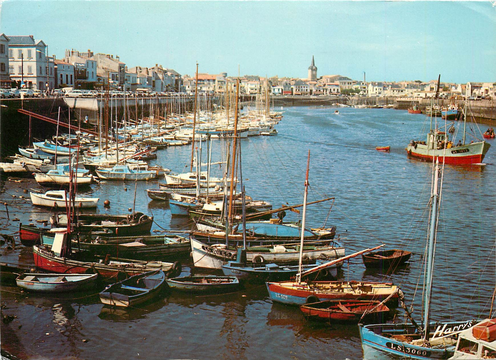CPM Sur la Cote de Lumiere Les Sables d'Olonne Le Port au fond la Chaume 