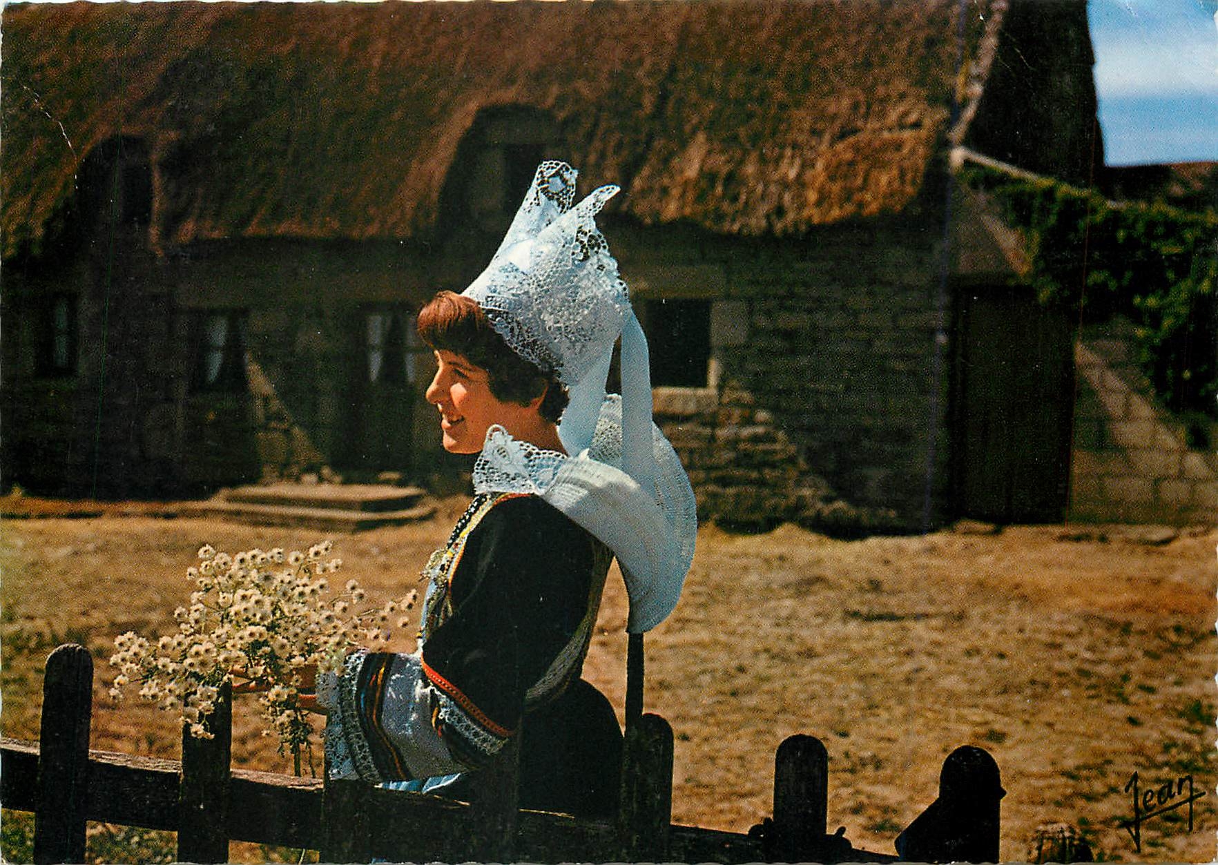 CPM Chaumiere Bretonne et Jeune Fille en costume de Pont Aven 