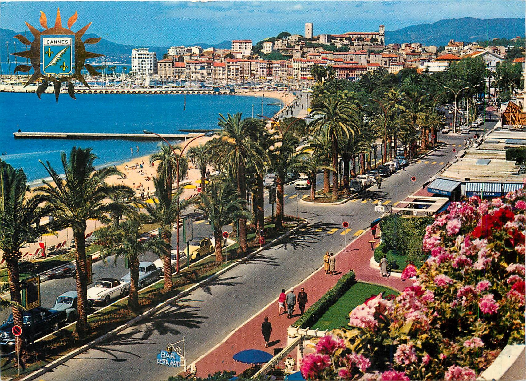 CPM Cannes Cote d'Azur La Croisette Au fond le Suquet 