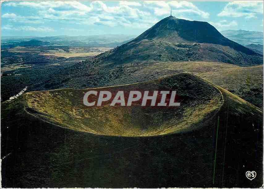CPM L'Auvergne Pittoresque Le cratere du Puy de Pariou au fond le Puy de Dome 