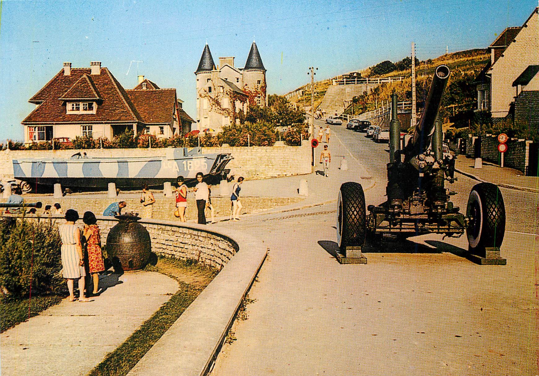 CPM Arromanches Calvados Un Canon et une peniche de debarquement Militaria