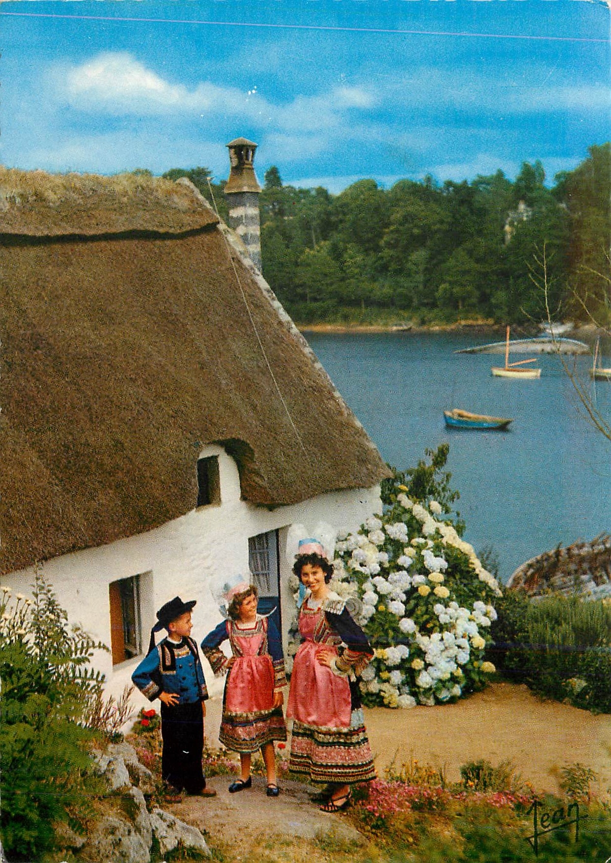 CPM La Bretagne Chaumiere sur les bords de l'Aven 