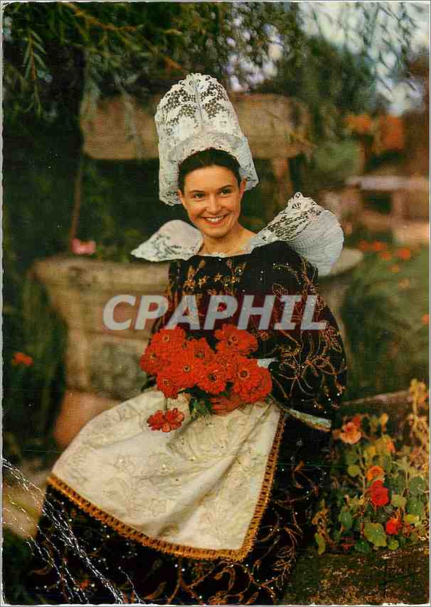 CPM La Bretagne Jeune Fille en Costume 