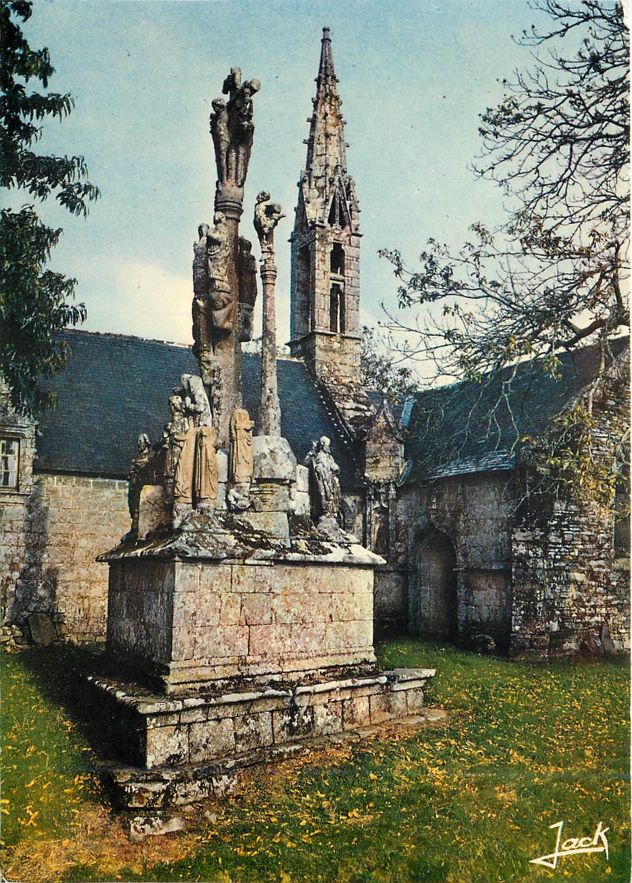 CPM Chapelle gothique de Saint Vennec et Calvaire a socle Triangulaire 