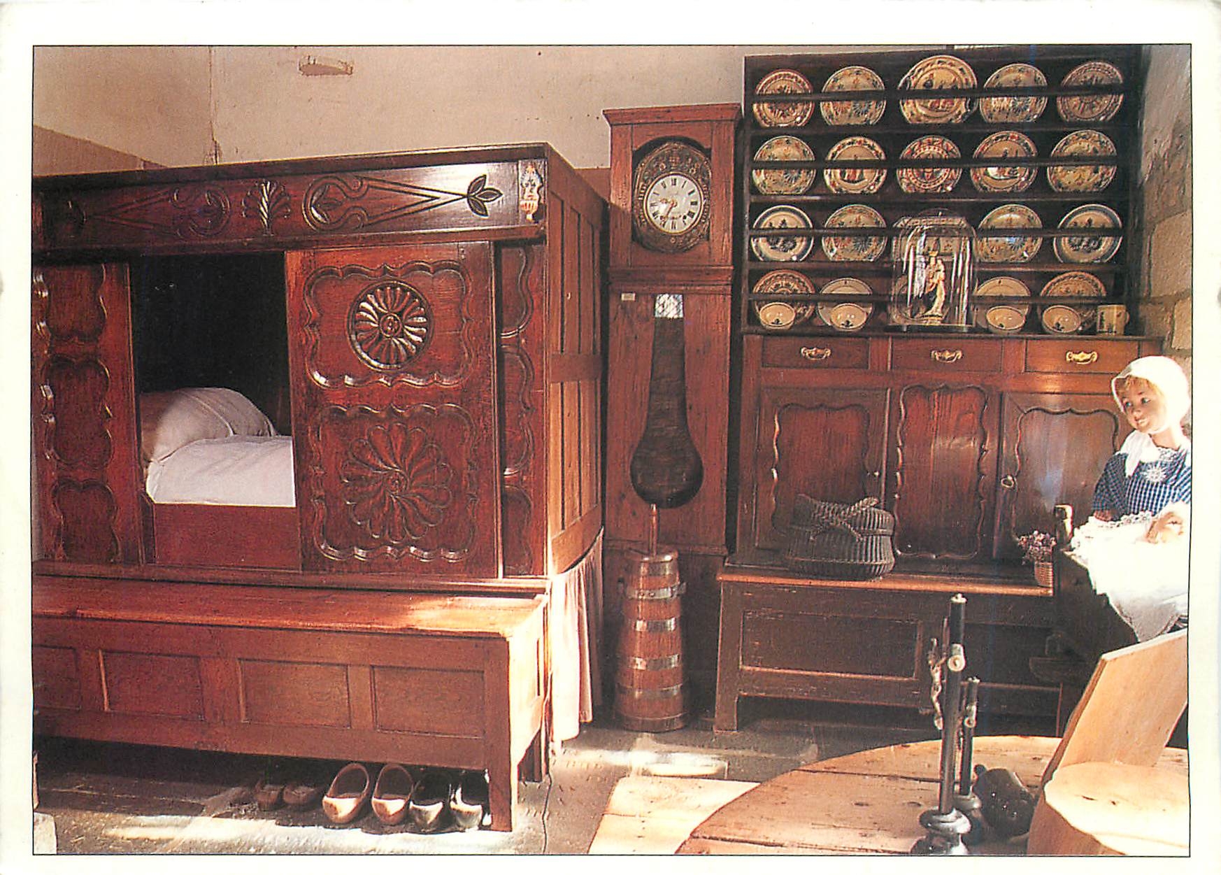 CPM Lit Clos Leonard Horloge Vaisselier et banc Musee de Sizun 