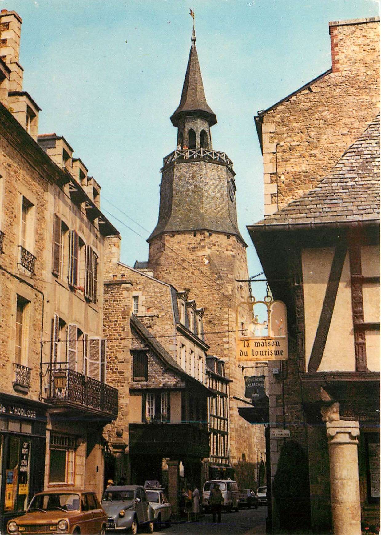 CPM Bretagne Cote d'Emeraude Dinan Cite Medievale La Rue et la Tour de l'Horloge 