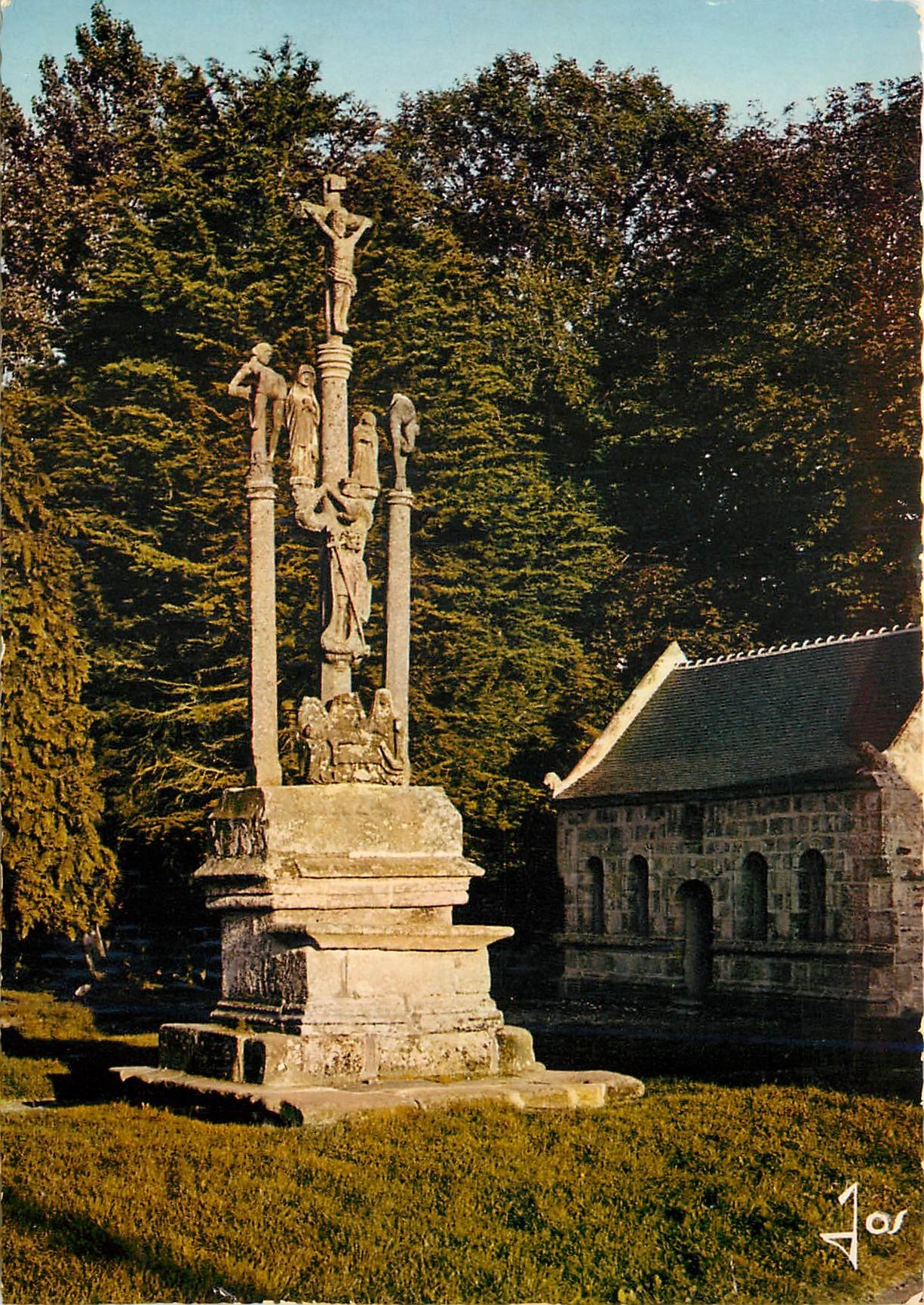 CPM Saint Hernin Finistere Calvaire a Personnages 