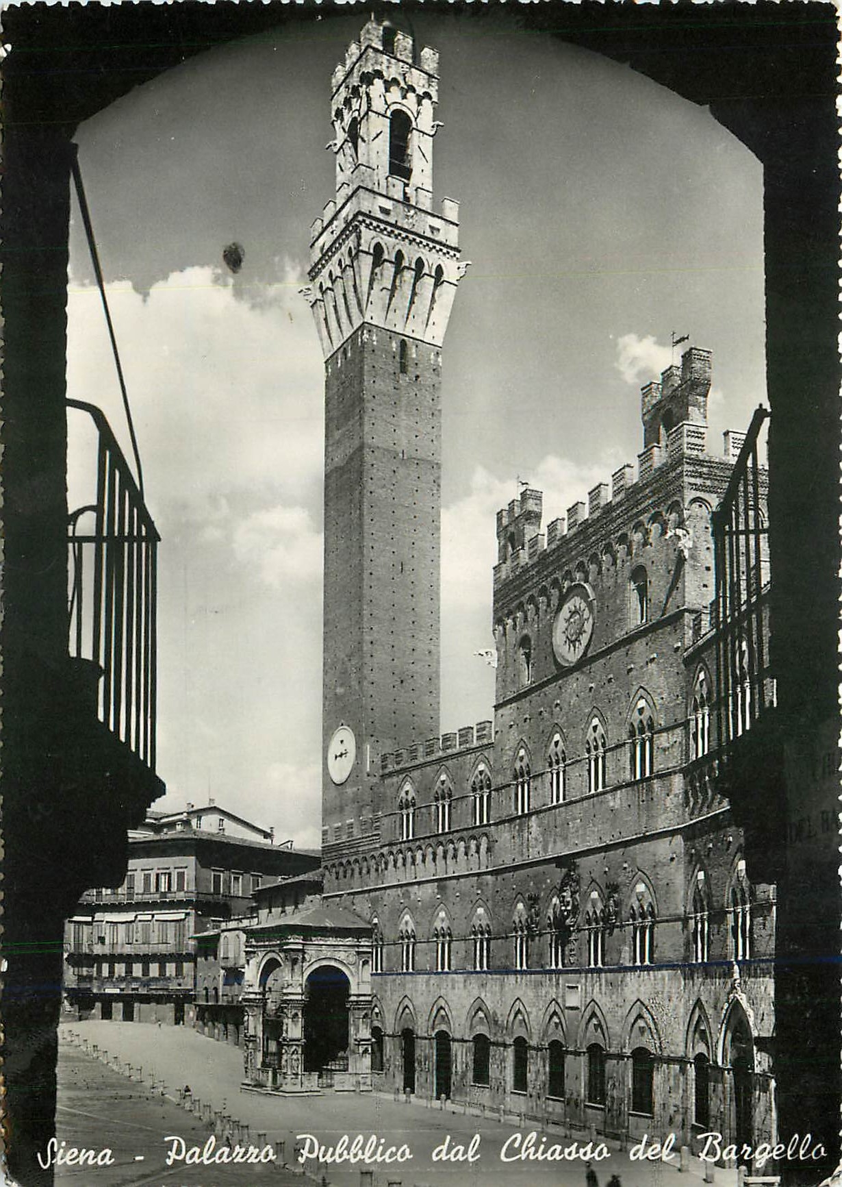 CPM Hotel de Ville vue de la ruelle du Bargello Siena