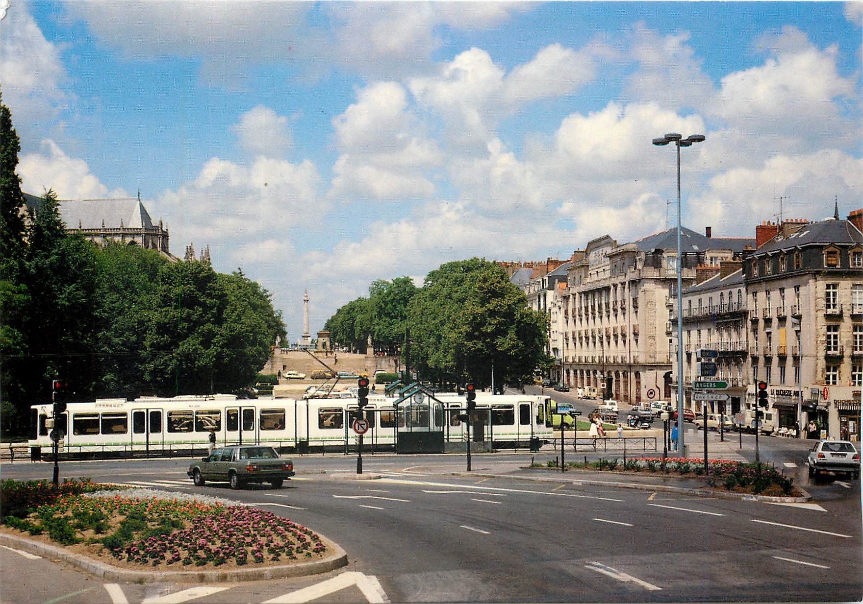 CPM Nantes Loire Atlantique La Place de la Duchesse Anne le cours Saint Pierre au fond la Colonne Tr