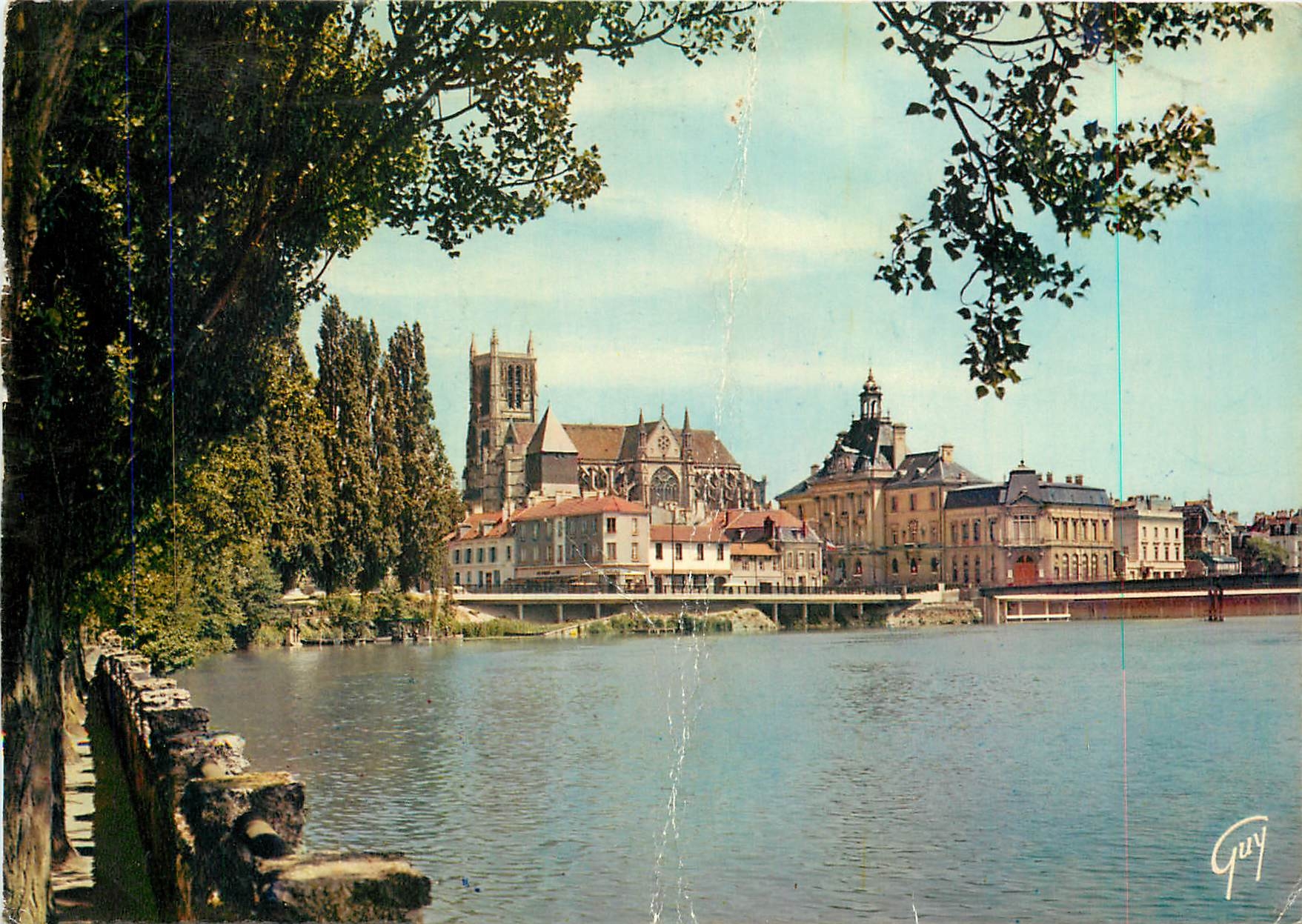 CPM Meaux La Cathedrale Saint Etienne et l'Hotel de Ville vus de parc des Trinitaires 