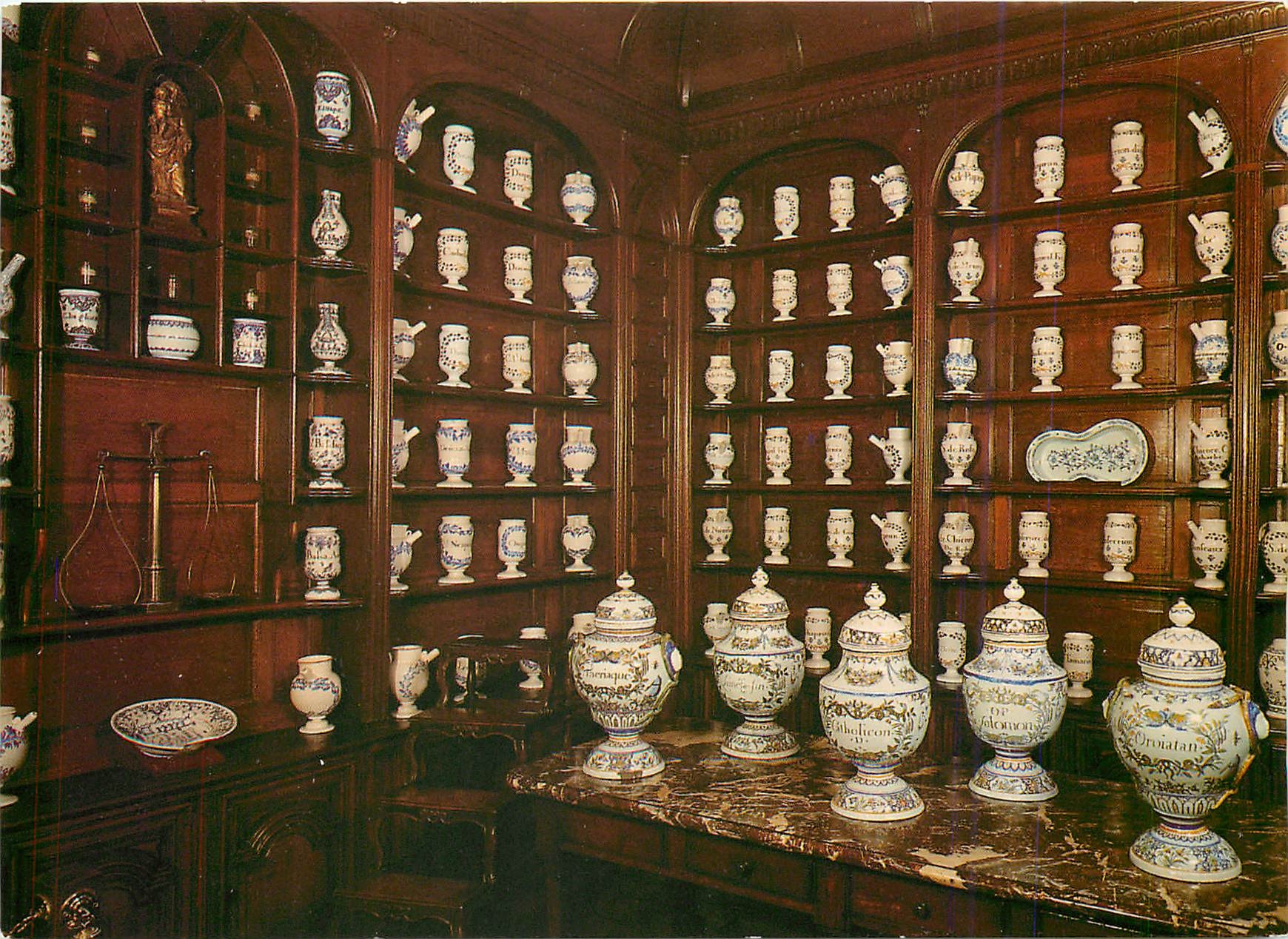 CPM Musee Municipal d'Art et d'Histoire de Saint Denis L'Apothicairerie de l'Ancien Hotel Dieu 