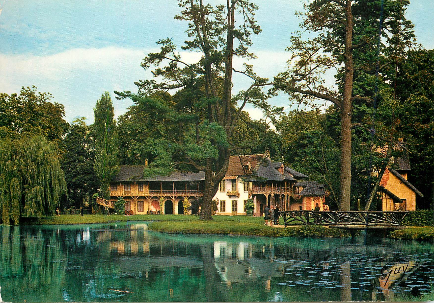 CPM Versailles et ses Merveilles Le Petit Trianon le grand lac et la maison de la Reine 