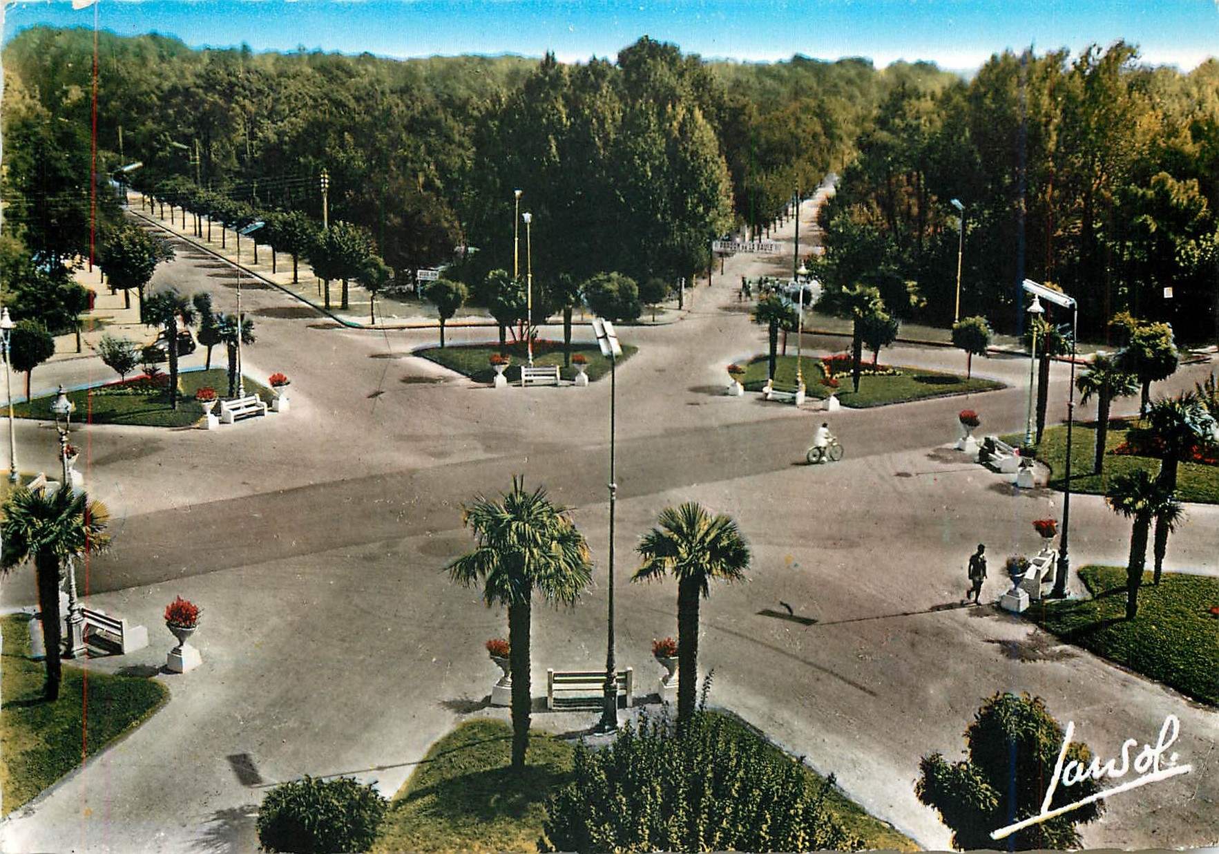 CPM La Cote d'Amour La Baule les Pins Loire Atlantique La Plus Belle Plage d'Europe Place des Palmie