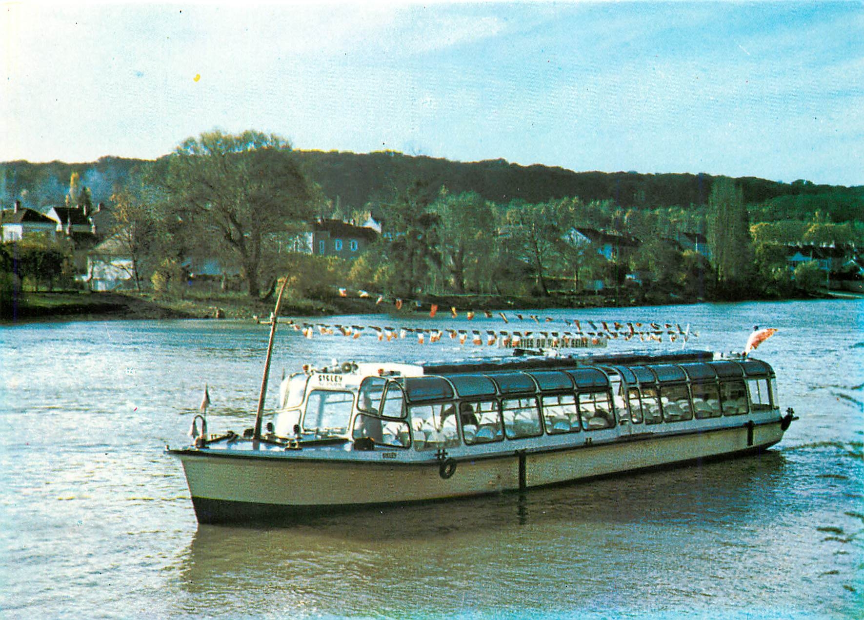 CPM Croisieres Touristiques sur La Seine et l'Yonne Vedettes du Val de Seine Quai du Loing 