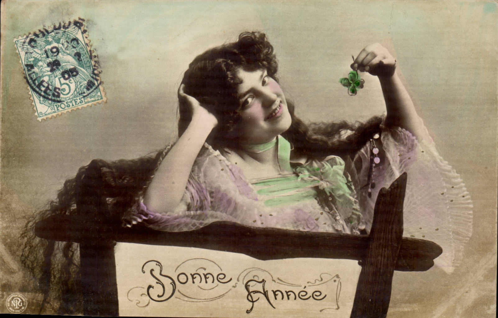 Jeune femme tenant un trèfle — Bonne Année — éditée par NRG