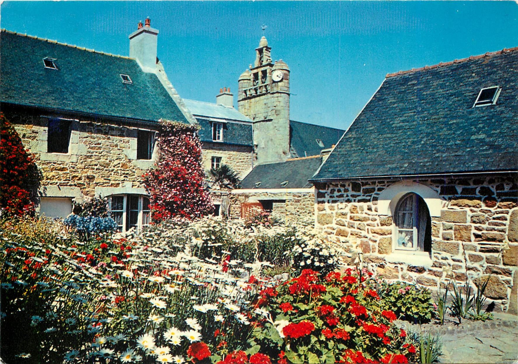 CPM Maisons Fleuries de Bretagne Ile de Brehat C du N 