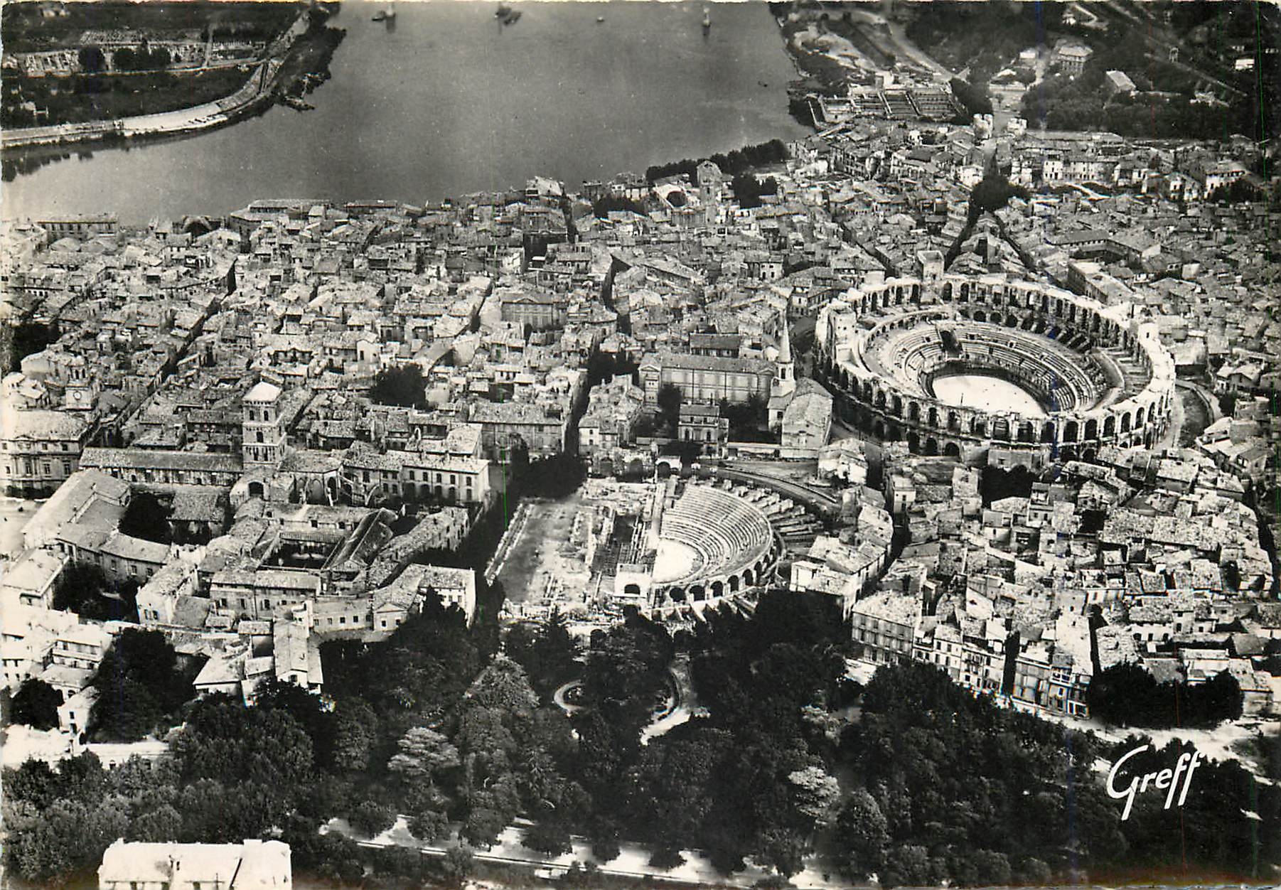 CPM Arles Bouches du Rhone Vue aerienne Les Arenes Le Theatre Antique 