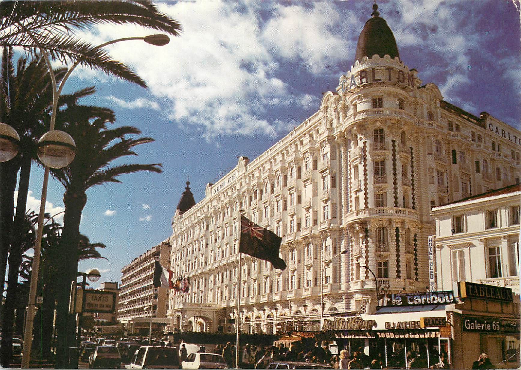 CPM Cannes Alpes Maritimes Sur la Croisette le Cartton 