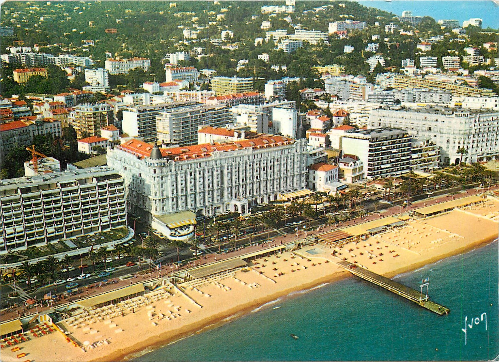 CPM Cannes Alpes Maritimes Vue generale des Plages la Croisette et le Cariton 